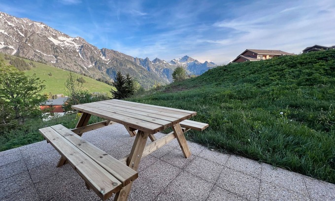 Manigod Apartment | Apartment 'La Cabane De Merdassier' with Balcony and Wi-Fi