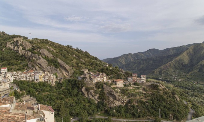 Motta Camastra Apartment | Apartment 'La Casa Della Nonna' with Mountain View, Private Terrace and Air Conditioning