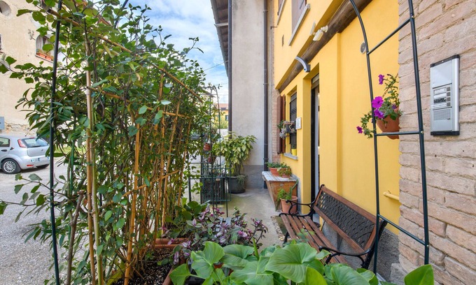 Monguzzo Apartment | Apartment 'La Casa Del Barba' with Wi-Fi
