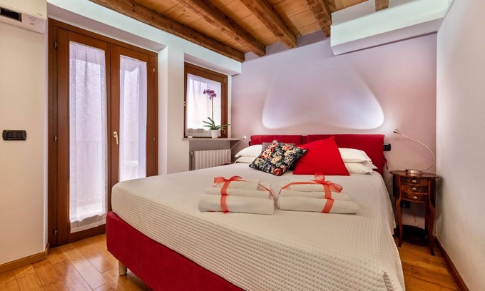 Citta Antica Apartment | Apartment "La Casetta" in the Centre with Balcony, A/C & Wi-Fi
