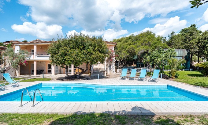 Sas Linnas Siccas Apartment | Apartment 'La Vela Gialla' with Sea View, Wi-Fi and Air Conditioning
