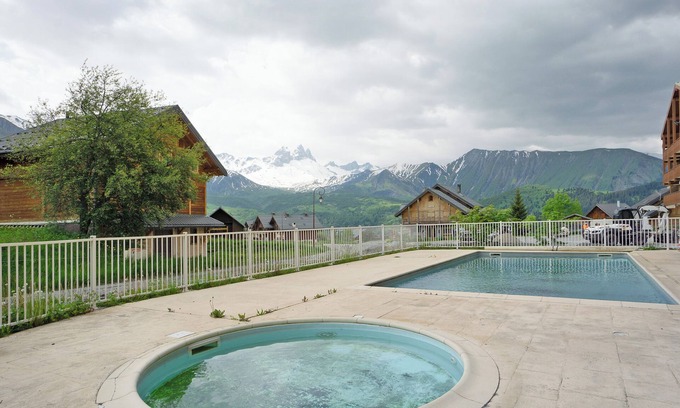 Albiez-le-Vieux Apartment | Apartment 'Les Aiguilles D'arves 29' with Mountain View, Shared Pool and Balcony