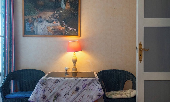 Salleles-d'Aude Apartment | Apartment Les Volets Bleus in a canal-side manor house, ideal for families