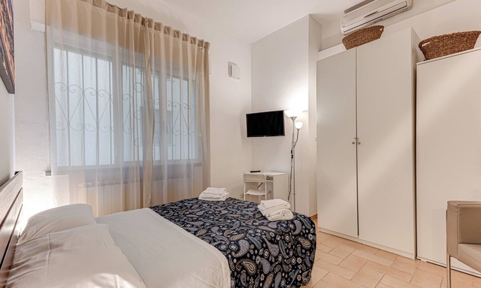Santo Spirito Apartment | Apartment 'Little 2 Alle Porte Di San Frediano' with Wi-Fi and Air Conditioning