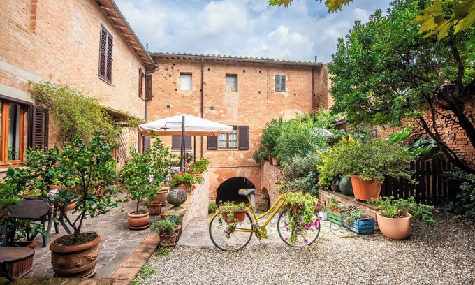 lsola d'Arbia Apartment | Apartment 'Loft Antico Mulino' with Private Garden, Wi-Fi and Air Conditioning