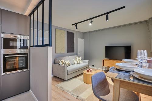 Faubourg-du-Roule Apartment | Apartment Louvre Museum by Studio prestige