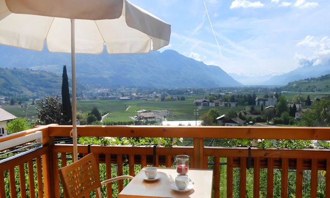 Lagundo Apartment | Apartment 'Löwenzahn' with Mountain View, Wi-Fi and Air Conditioning