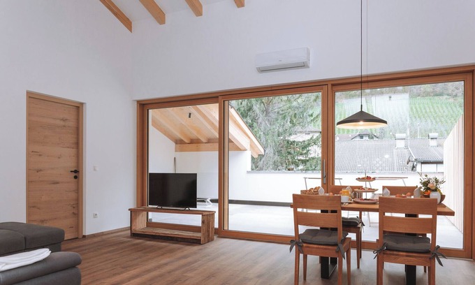 Lana Apartment | Apartment 'Matscherhof Elderflower Exclusive' with Mountain View, Wi-Fi and Air Conditioning