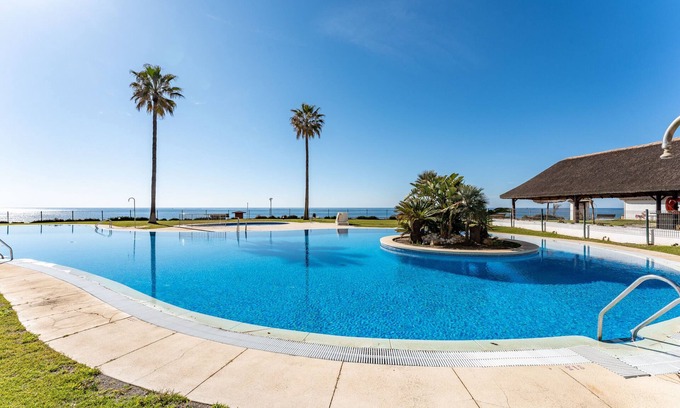 Sitio de Calahonda Apartment | Apartment "Mi Capricho Beachfront Apt" with Wi-Fi & Shared Pool