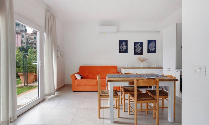 Ameglia Apartment | Apartment 'Montemare' with Private Garden, Wi-Fi and Air Conditioning