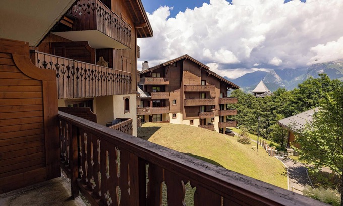 Les Esserts Apartment | Apartment 'Morrillon 1100 Skis aux Pieds' with Mountain View, Balcony and Wi-Fi