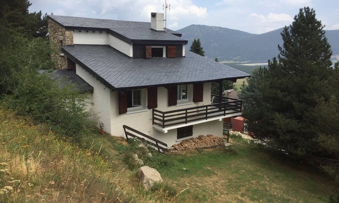 Les Angles Ski Chalet | Apartment Narcisse in south-facing chalet with lake view