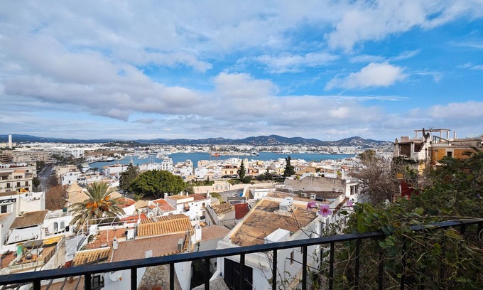 Ibiza City Centre Apartment | Apartment 'Navila Número 3' with Shared Pool, Wi-Fi and Air Conditioning
