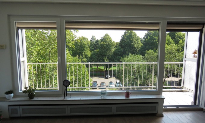 Suedviertel Apartment | Apartment near the center with balcony and view of the city park