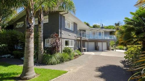 Maungatapu Apartment | Apartment near the water