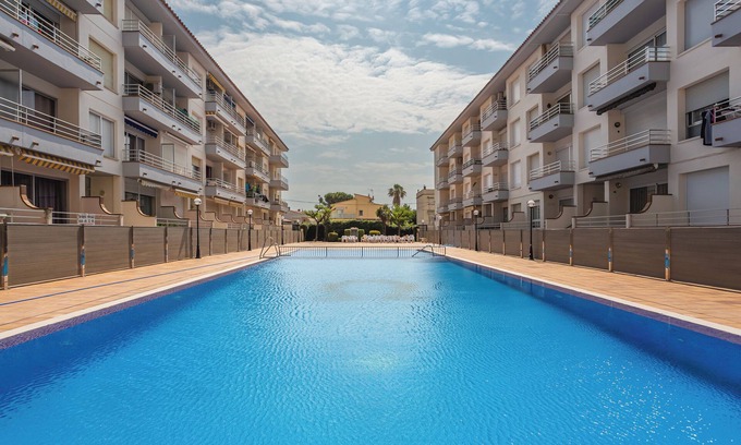 L'Estartit Apartment | Apartment 'Omega 7' with Shared Pool, Shared Garden and Air Conditioning