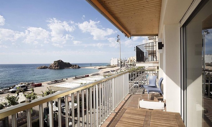 Blanes Condo | Apartment on the seafront, in the middle of the bay, best possible location