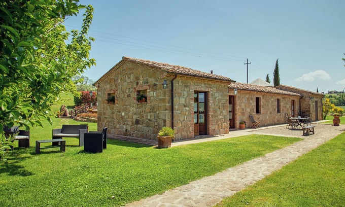Gallina Apartment | Apartment 'Palazzi Del Papa' with Shared Pool, Shared Garden and Wi-Fi