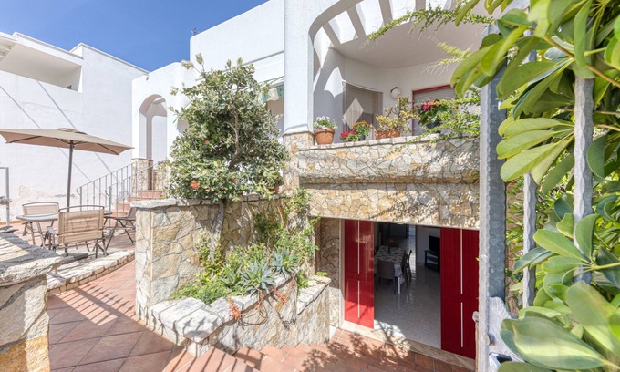 Capilungo Apartment | Apartment "Pilella" close to the Sea with Private Terrace & A/C