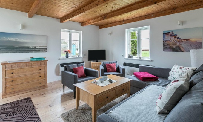 Hillgroven Apartment | Apartment “Pony Peters Ferienwohnung 3” close to the Dyke with Wi-Fi, Terrace & Garden