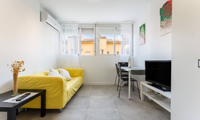 Carihuela Apartment | Apartment 'Relax Junto A La Playa' with Wi-Fi and Air Conditioning
