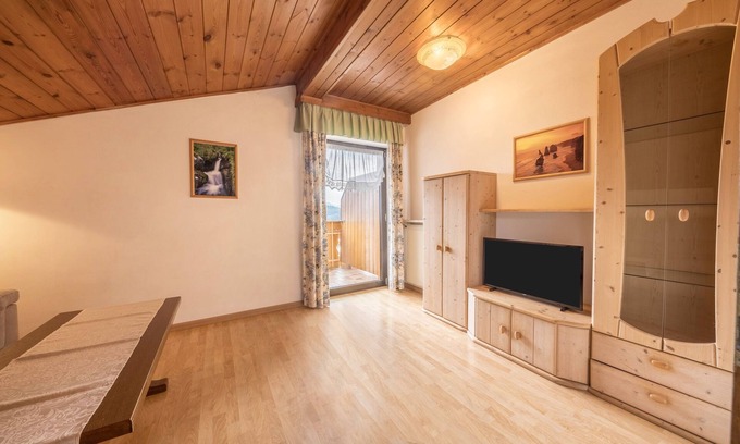 Tesimo Apartment | Apartment "Residenz Kronstein - FeWo 8" with Balcony, Shared Garden and Mountain View
