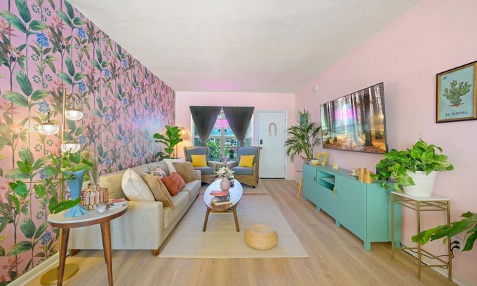 Hollywood South Central Beach Apartment | Apartment right on the beach