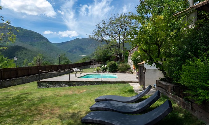 Lardies Apartment | Apartment 'Roble' with Mountain View, Shared Pool and Wi-Fi