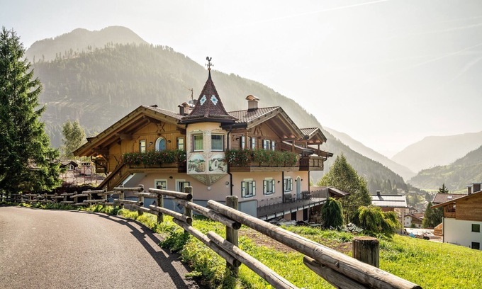 Moena Apartment | Apartment 'Rosengarten' with Mountain View, Private Garden and Wi-Fi