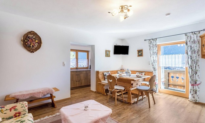 Mittenwald Apartment | Apartment 'Rosenquarz' Near the Ski Lift with Mountain View, Wi-Fi & Balcony