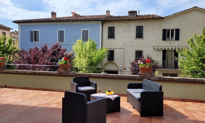 Asciano Apartment | Apartment sleeps 6 located in in the heart Asciano, with terrace.