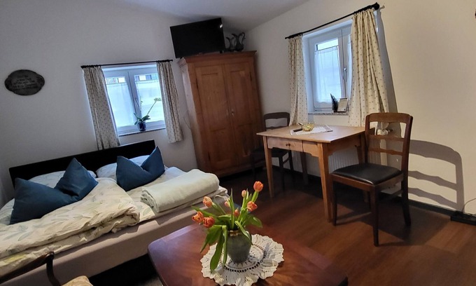 Bad Aibling Apartment | Apartment Sonja mit Dusche und Blick auf den Bach