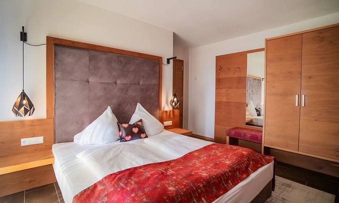 Schenna Apartment | Apartment 'Sonnenblume' with Mountain View, Shared Pool and Wi-Fi
