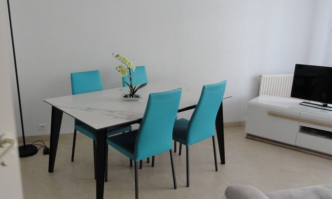 La Rochelle Apartment | Apartment south facing, renovated, bright and functional.