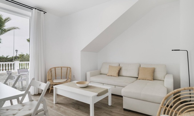 Brena y Marismas de Barbate Natural Park Apartment | Apartment 'Suite 1 In Natural Park' with Shared Pool, Wi-Fi and Air Conditioning