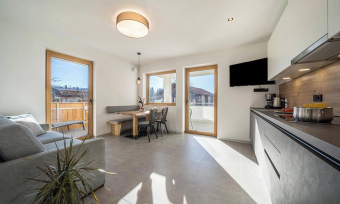 Lana Apartment | Apartment "Sunnig - Sonnenaufgang" with Mountain View, Balcony & Wi-Fi