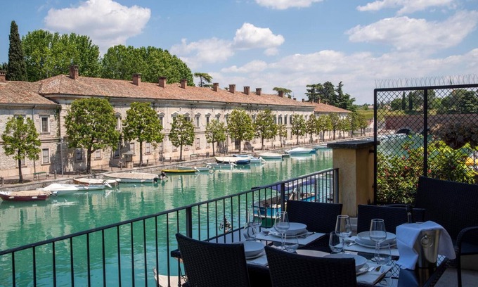 Peschiera del Garda City Centre Apartment | Apartment 'Time To Relax - Terrace on the River' with Lake View, Wi-Fi and Air Conditioning