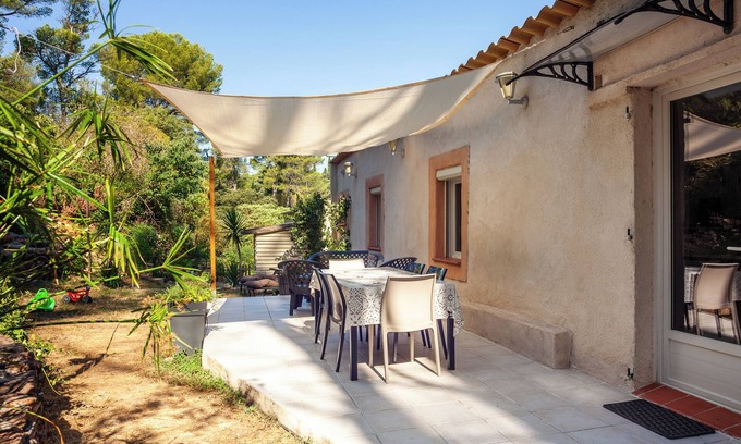 Saint-Menet Apartment | Apartment 'T2 Dans Les Pins' with Private Terrace, Wi-Fi and Air Conditioning