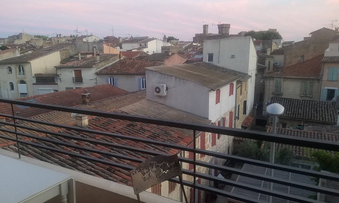 Salon-de-Provence Apartment | Apartment T3/4 - City center - Castle view