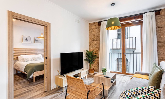 Barrio del Carmen Apartment | Apartment 'Tenerias 2' with Wi-Fi and Air Conditioning