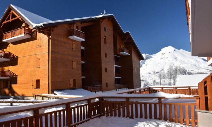 La Joue du Loup Apartment | Apartment Terrace - Ski slopes 3 minutes walk away - 3 rooms for 6 people 40 m2