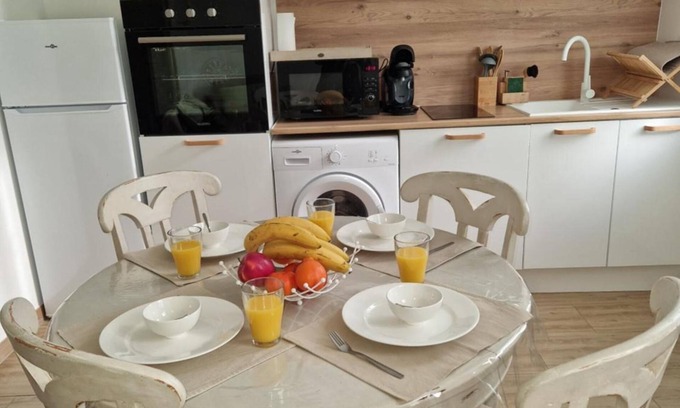 Le Mourillon Apartment | Apartment 'Toulon, Soleil Et Douceur I' with Mountain View, Wi-Fi and Air Conditioning