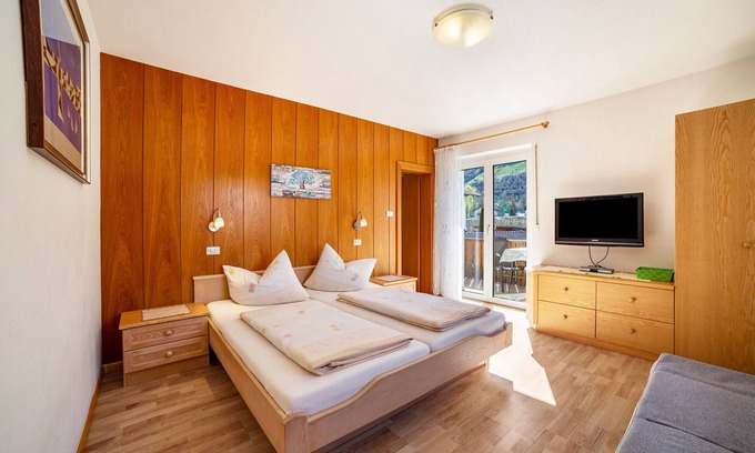 Naturno Apartment | Apartment 'Typ B Haus Pöder' with Mountain View, Shared Garden and Wi-Fi