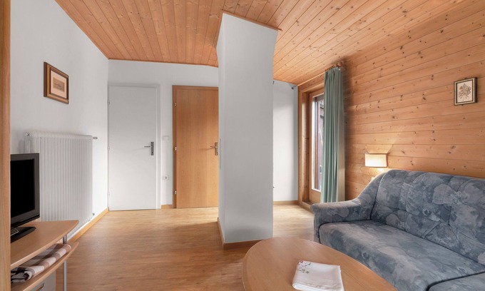 Lagundo Apartment | Apartment 'Unterdornerhof A' with Mountain View, Private Terrace and Wi-Fi