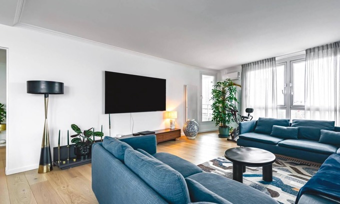 Puteaux Apartment | Apartment view of all of Paris