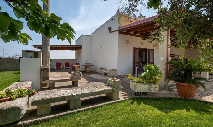 Uggiano la Chiesa Apartment | Apartment 'Villa Maddalena - Bilocale 1' close to the Sea with Garden & Wi-Fi