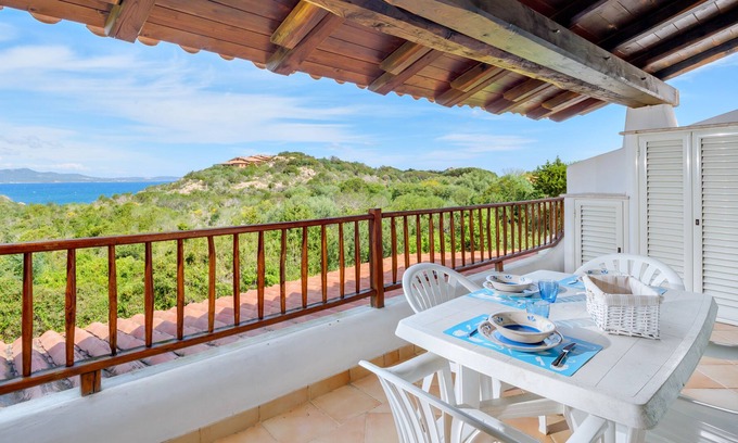 Li Cuncheddi Apartment | Apartment 'Vista Mare' with Sea View, Shared Pool and Air Conditioning