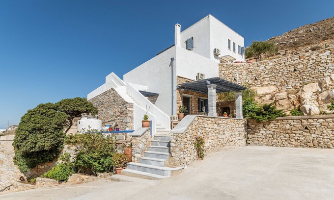 Panormos Apartment | Apartment 'Vrahos Tinos' with Shared Terrace, Wi-Fi and Air Conditioning