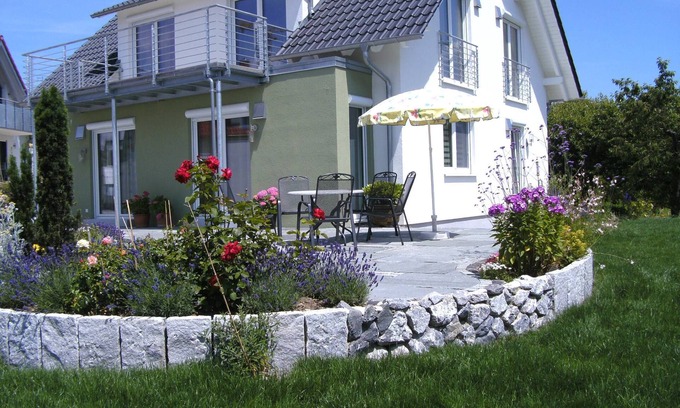 Gaienhofen Apartment | Apartment 'Wassertränke' with Shared Terrace, Shared Garden and Wi-Fi