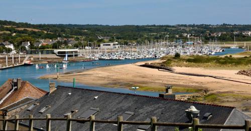 Barneville-Carteret Apartment | Apartment with a stunning 180 view & private garden 4 guests baby